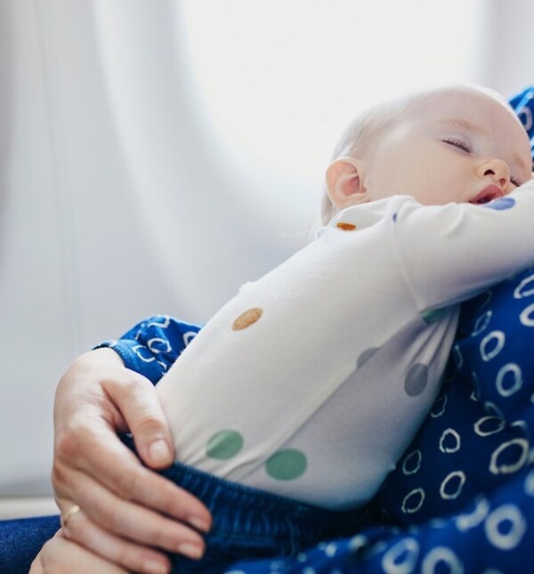Beba u avionu