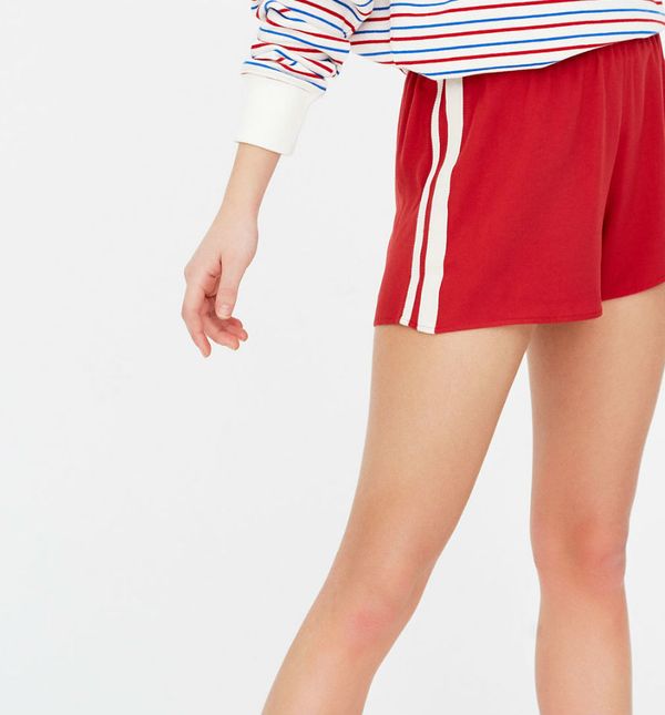 Kratke hlače s vodoravnom crtom produljuju noge i čine figuru tanjom