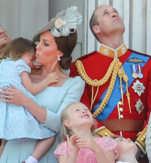 Uplakana princeza Charlotte u maminom naručju