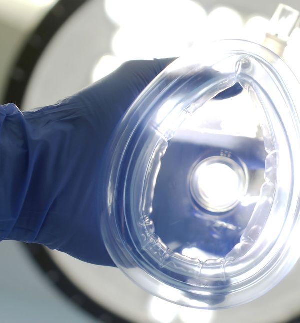 Anestezija se može vršiti pomoću maske koja se stavlja na usta ili nos