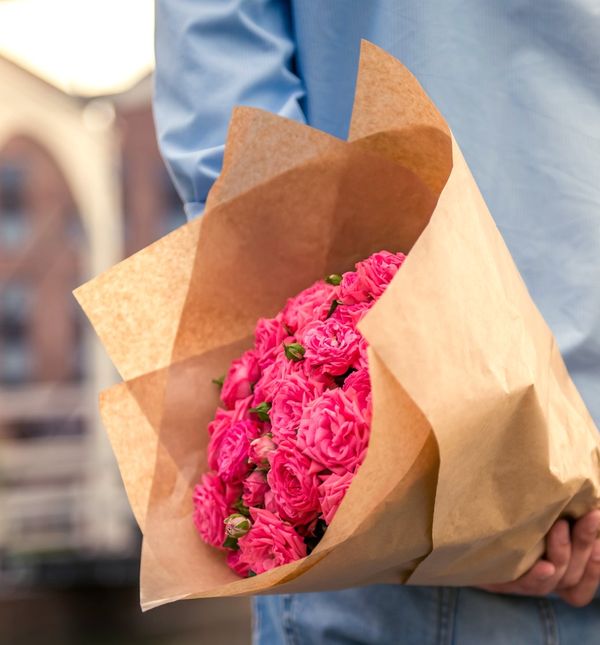 Romantičan muškarac s buketom