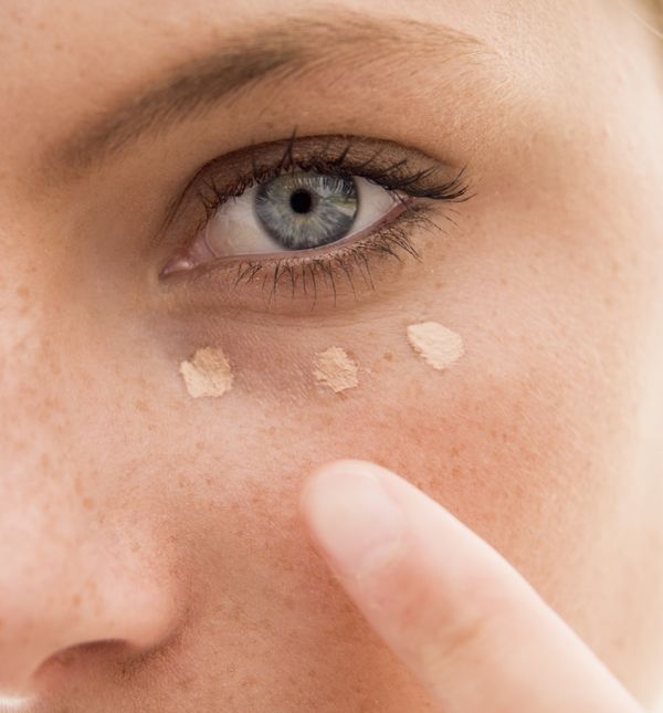 Korektor za podočnjake najbolje je nanijeti tako da se utapka u kožu, a ne da se razmazuje