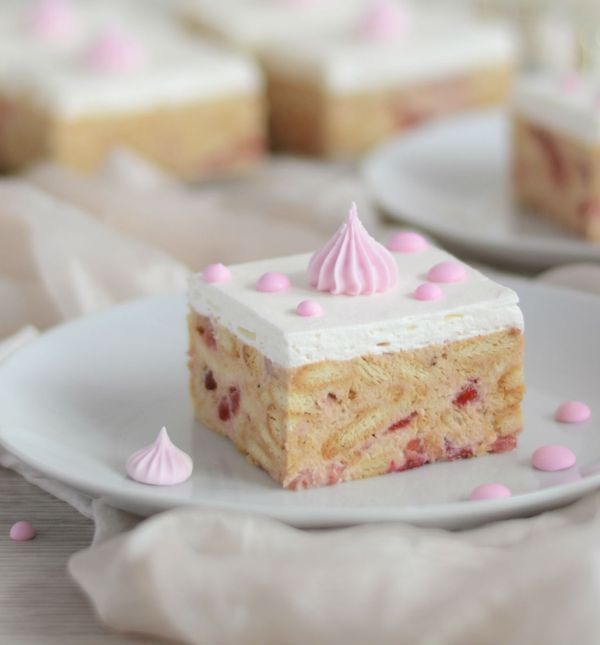 Kolač od jogurta s keksom i voćem