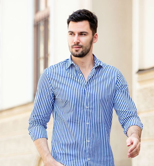 Dean Pelić centrom Zagreba prošetao je u bijelim trapericama i prugastoj košulji