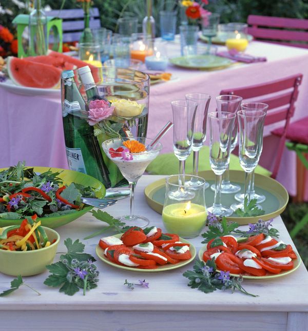 U jedan kut vašeg balkona ili terase postavite stol s hranom da se gosti sami poslužuju