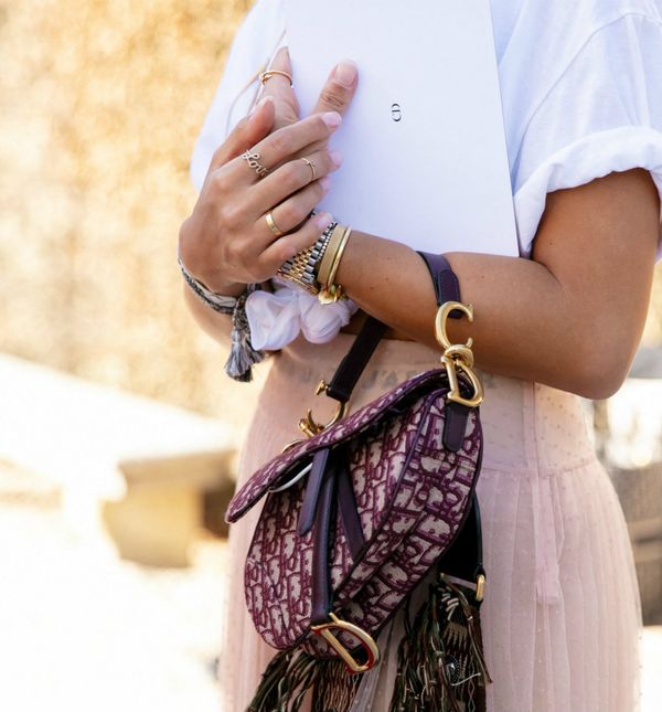 Bijela majica je svestran odjevni komad