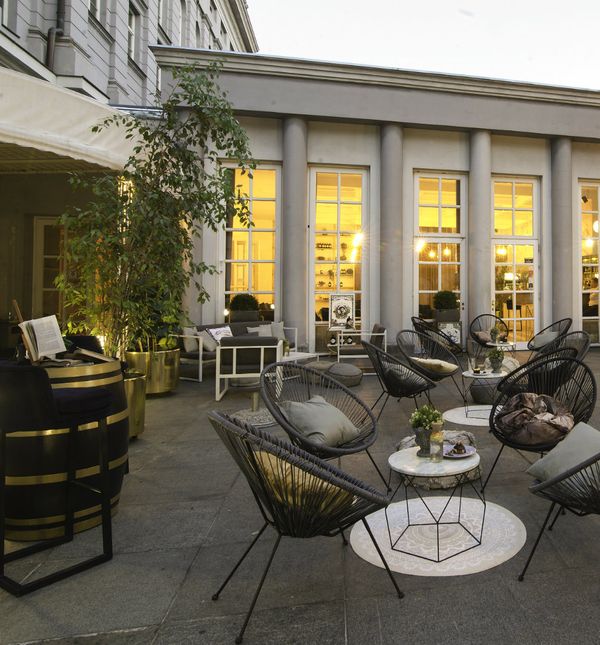 Cafe Gymnasium nudi relaksaciju na travi uz dobru knjigu, rashlađeno piće i lagani ljetni kolač