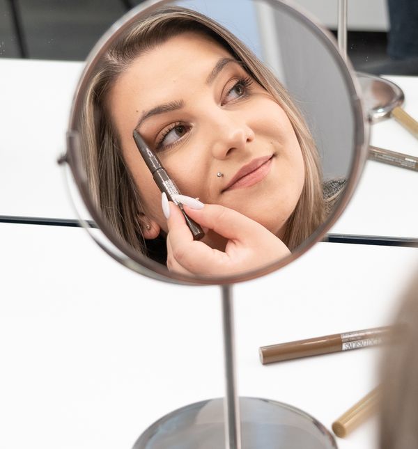 Iscrtavanje obrva postao je dio make-up rutine