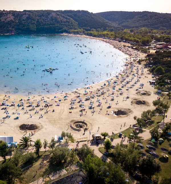 Festival skulptura u pijesku na Rajskoj plaži u Loparu