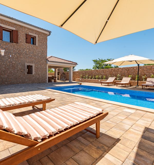 Kamena kuća s bazenom u Novalji na otoku Pagu ljepša i od holivudskih vila