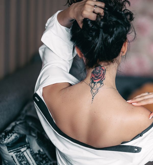 Žena s tetovažom na vratu