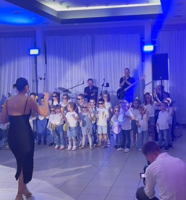Djeca na svadbi u Dugopolju pjevala pjesmu 'Sweet Child O' Mine' grupe Guns N' Roses
