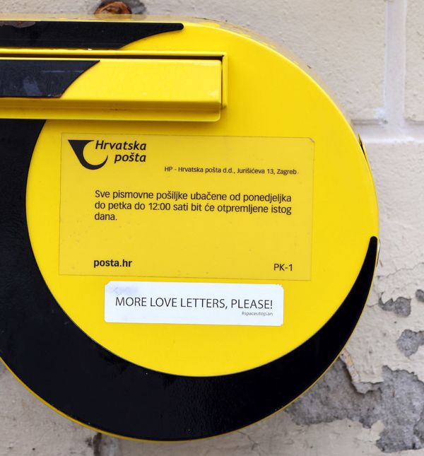 Netko je na poštanski sandučić na zagrebačkom Gornjem gradu stavio naljepnicu sa zgodnim natpisom