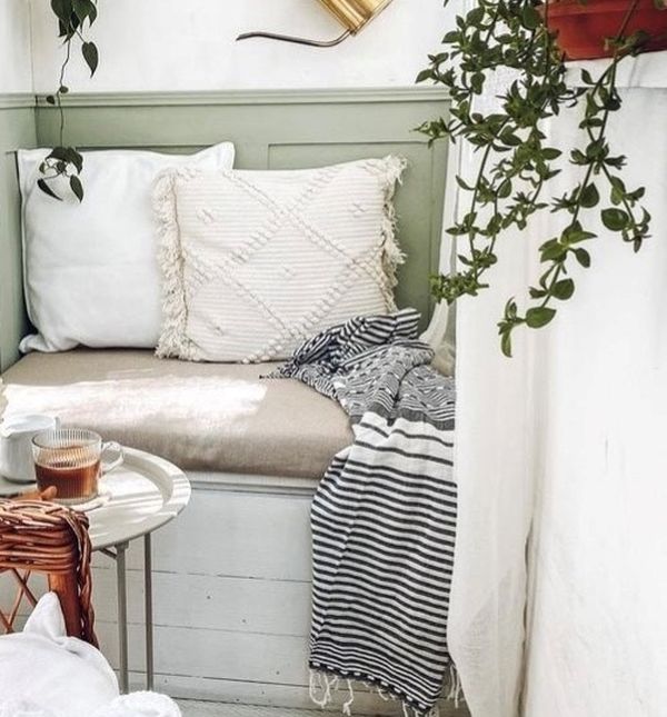 Balkon od šest kvadrata Dušice iz Srbije uređen je u boho stilu, s puno zelenila