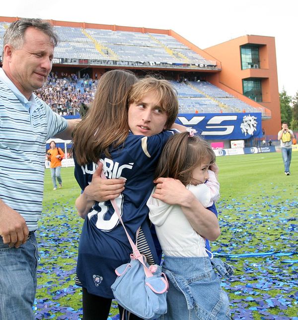 Luka Modrić s ocem Stipom i sestrama 2008. godine