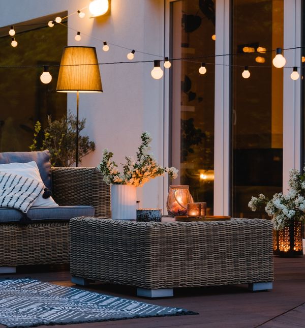 Solarne lampe vrt pretvaraju u roamntičnu oazu