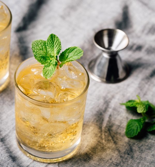 Domaći liker od mente trebao bi biti žućkaste boje ako je menta svježa