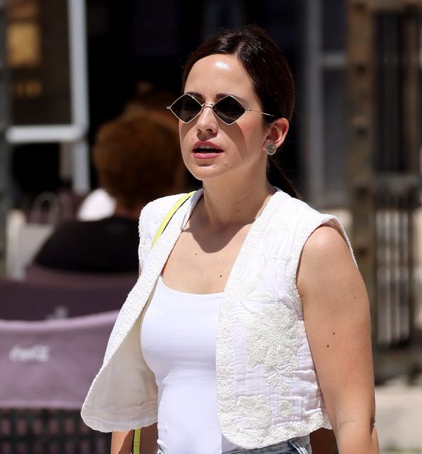 Tamnokosa mlada dama prošetala je vrućim Zadrom