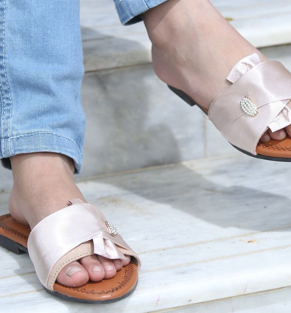 Žena u elegantnim ravnim natikačama