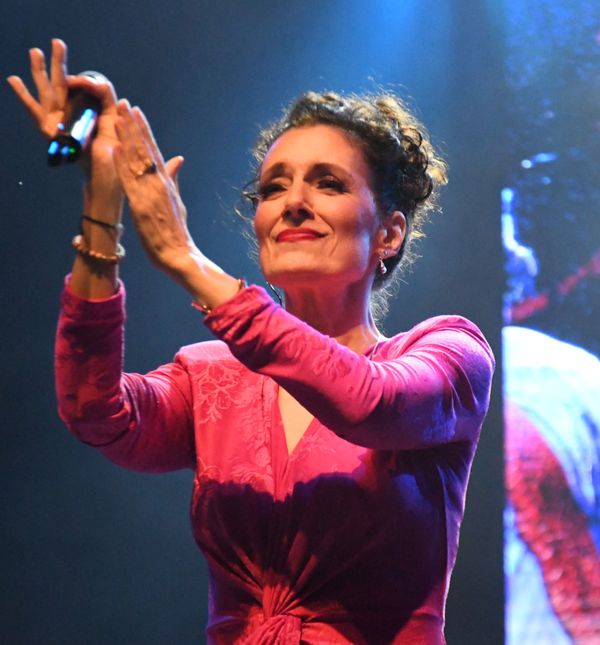 Doris Dragović u ružičastoj haljini na koncertu u Bjelovaru