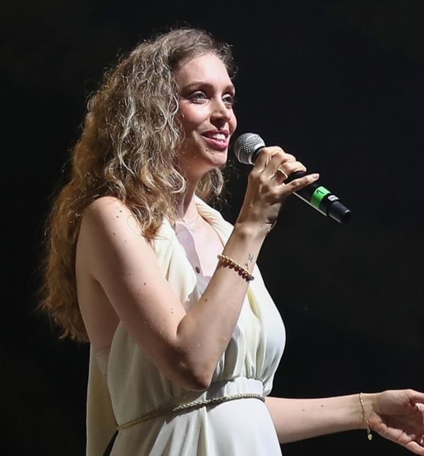 Hana Huljić Grašo na Pop Misi Mediterani u lijepoj bijeloj haljini
