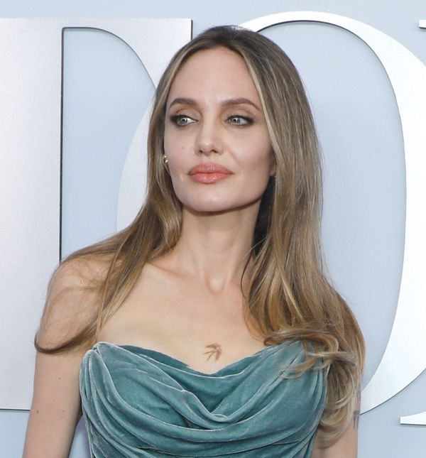 Angelina Jolie u haljini Ateliera Versace na Tonyjima 2024. - 2