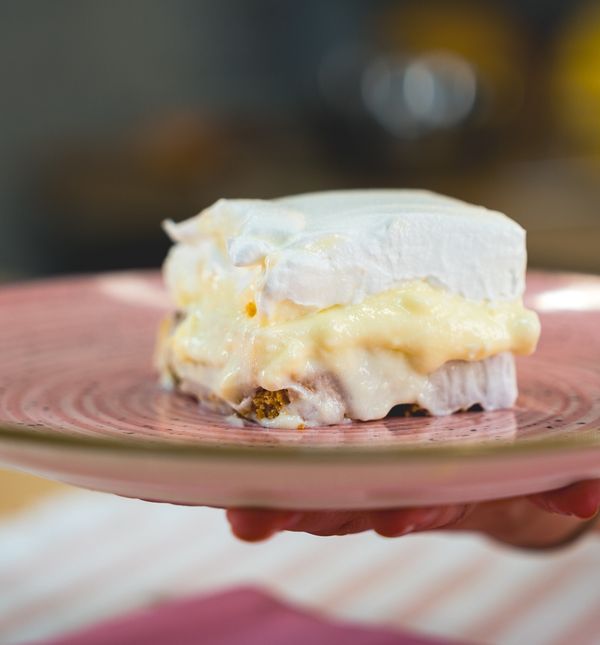 Kolač s pudingom i bananama