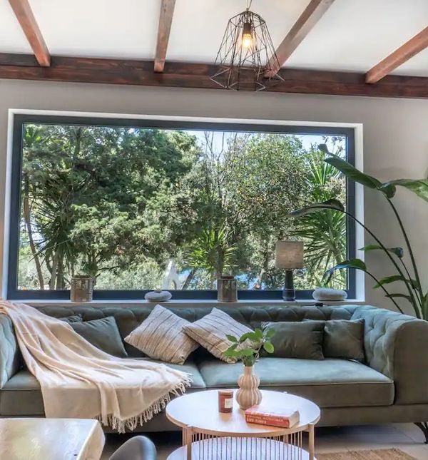 Dnevna soba kuće za odmor Sunny Side gleda u uvali Pičena na Korčuli