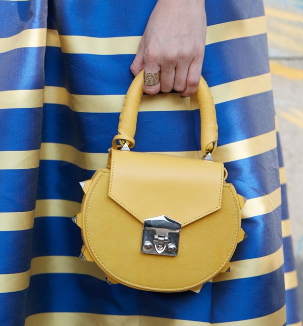 Uz suknju na pruge bit će dovoljna i obična jednobojna majica, top ili košuljica da modna kombinacija izgleda super i zanimljivo