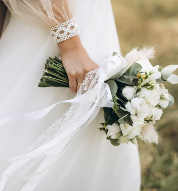 Mladenke pažljivo biraju cvijeće za svoj buket