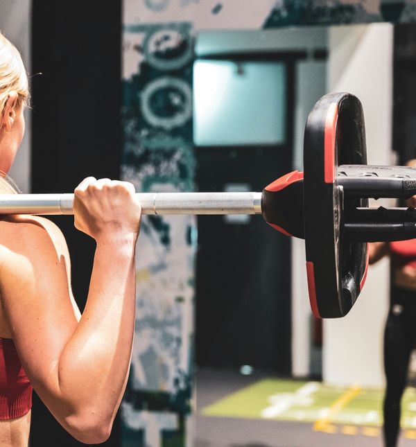 Sportski grudnjak u teretani