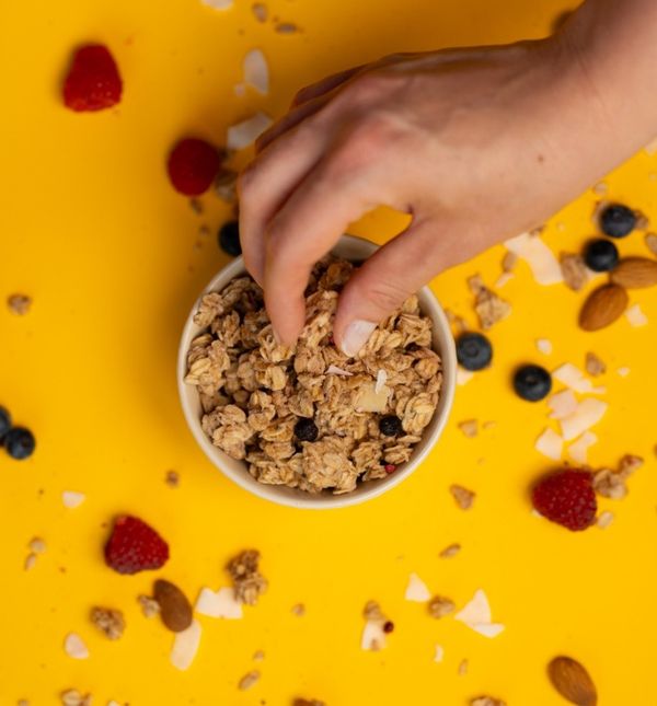 Savršen zalogaj za brzi životni ritam: Pet razloga zbog kojih je granola više od doručka