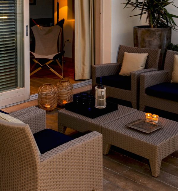 Stan koji ima terasu s pogledom na marinu