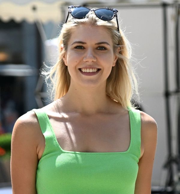 Ljepotica iz Zagreba u pletenoj suknji i topu