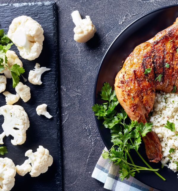 Rižu od cvjetače poslužite uz pečenu piletinu