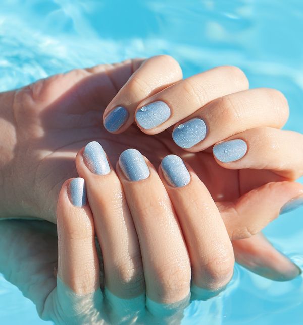 Kome će se najviše svidjeti plava manikura?