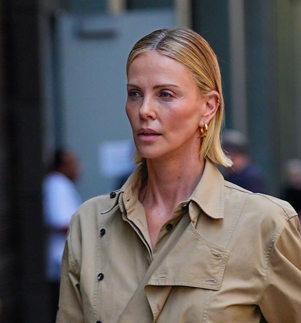 Modna kombinacija Charlize Theron s košuljom safari stila