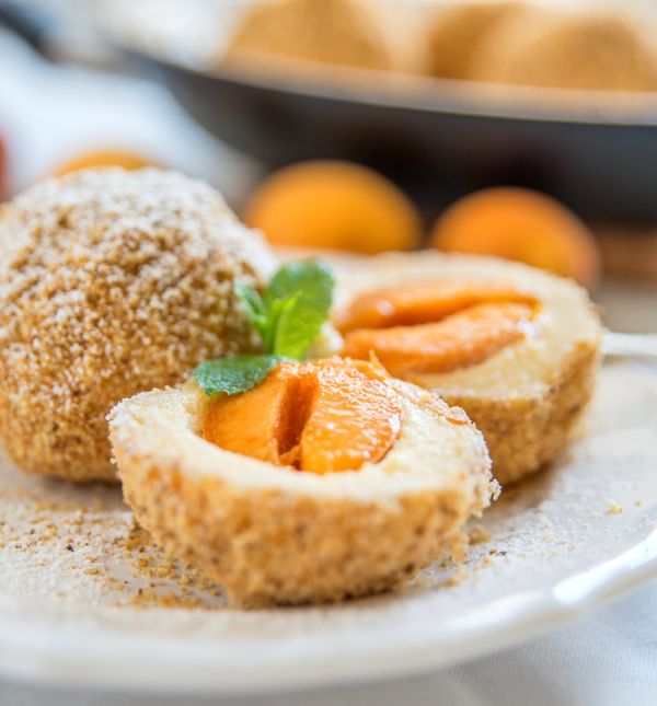 Knedle s marelicama i krušnim mrvicama