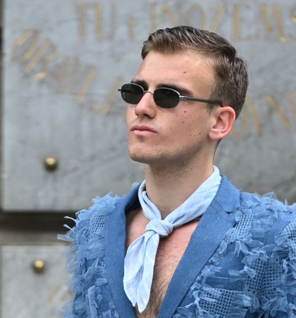 Modno izdanje muškarca u šetnji Zagrebom