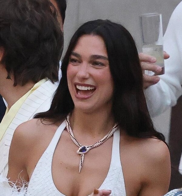 Dua Lipa oduševljava izdanjima u bijelom
