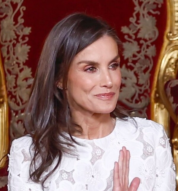 Kraljica Letizia za susrete s Papom birala je divne bijele kreacije - 3