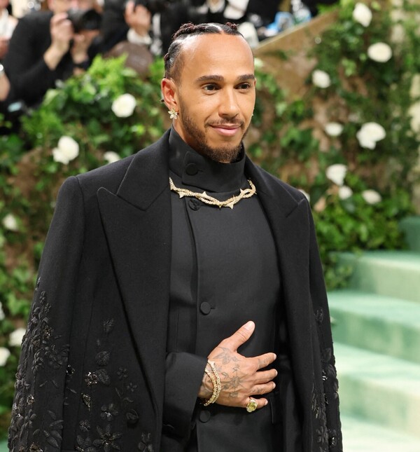 Lewis Hamilton na Met Gali 2024.