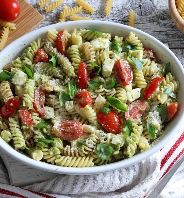 Salata s pestom