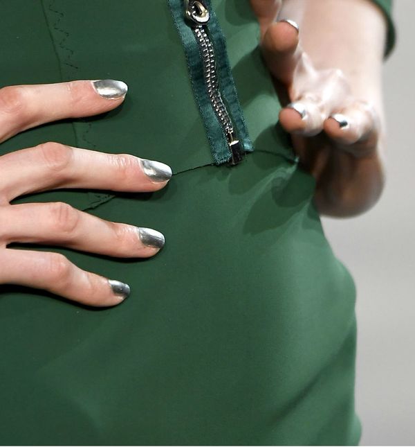 Metalik zeleni nokti