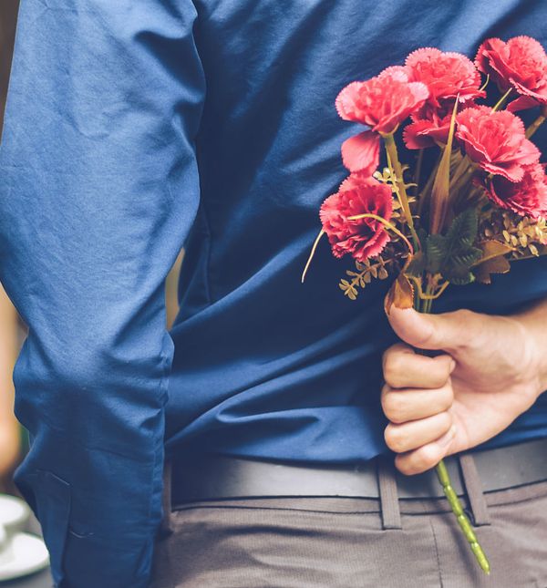 Poklanjanje cvijeća lijepa je gesta, no žene više od toga žele neke druge stvari