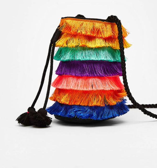 Efektna torba s resicama iz Bershke pravi je mamac za žene koje se ne boje boja