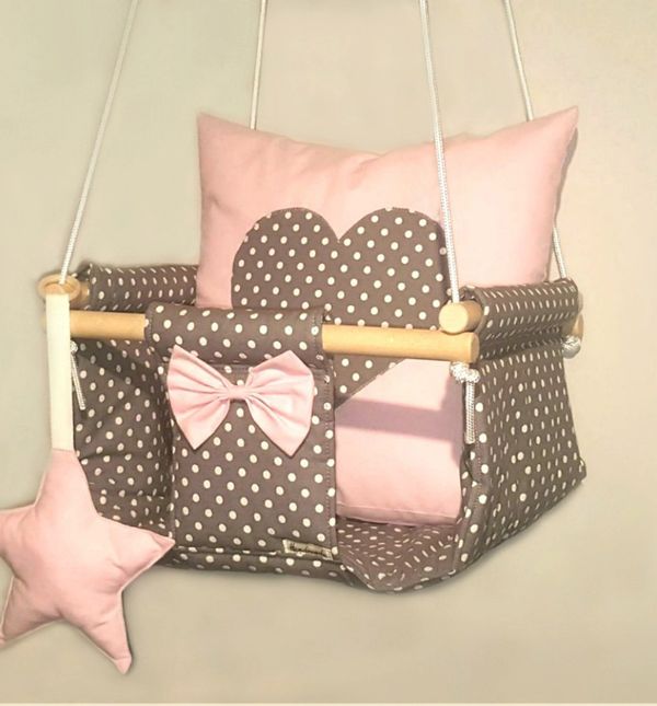 Vesele ljuljačke rade se po narudžbi ovisno o vašim željama, a mogu doći u kompletu sa jastukom i zvečkom