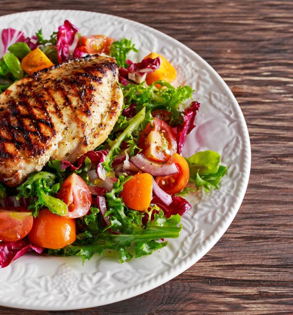 Pileća prsa sa salatom odličan su izbor za ručak