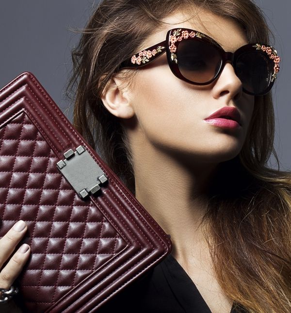 Sunčane naočale s cvjetnim uzorkom izgledaju vrlo ženstveno i šik