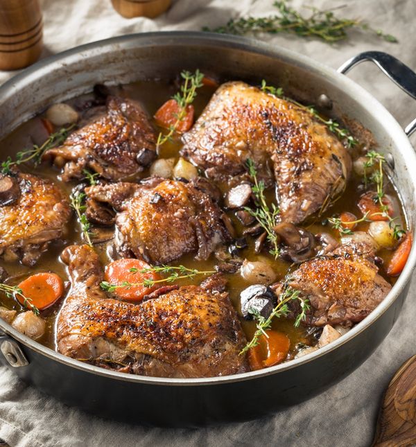Piletina u vinu (coq au vin)